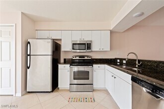 4925 Sandra Bay Dr in Naples, FL - Building Photo - Building Photo