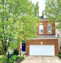 8338 Middle Ruddings Dr in Lorton, VA - Building Photo