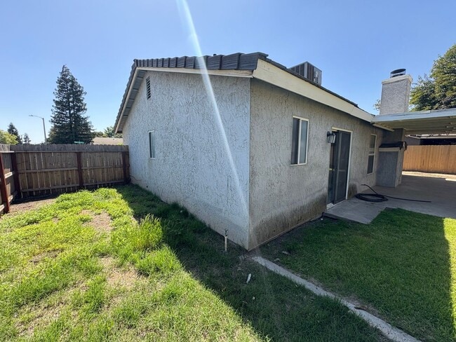2210 W Buena Vista Ave in Visalia, CA - Building Photo - Building Photo