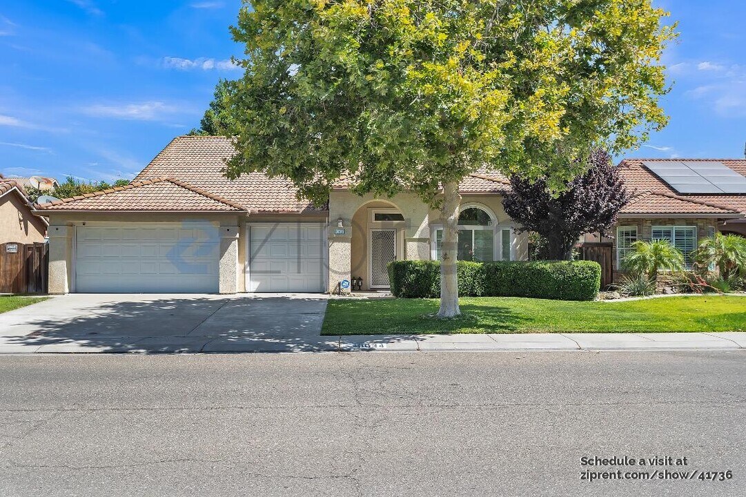 10034 River Oaks Dr in Stockton, CA - Building Photo