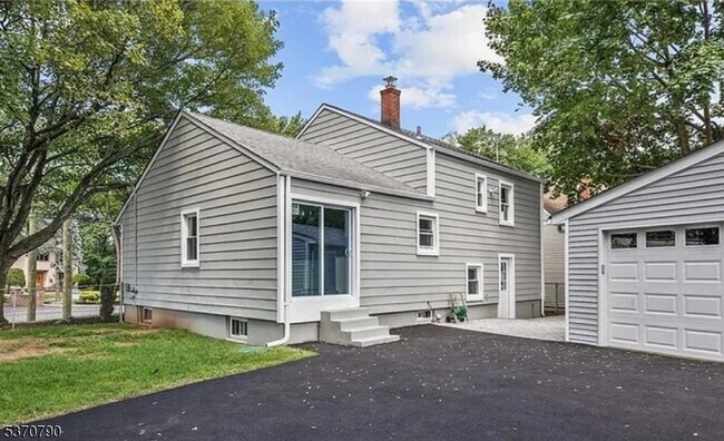 880 W Lake Ave in Rahway, NJ - Building Photo - Building Photo