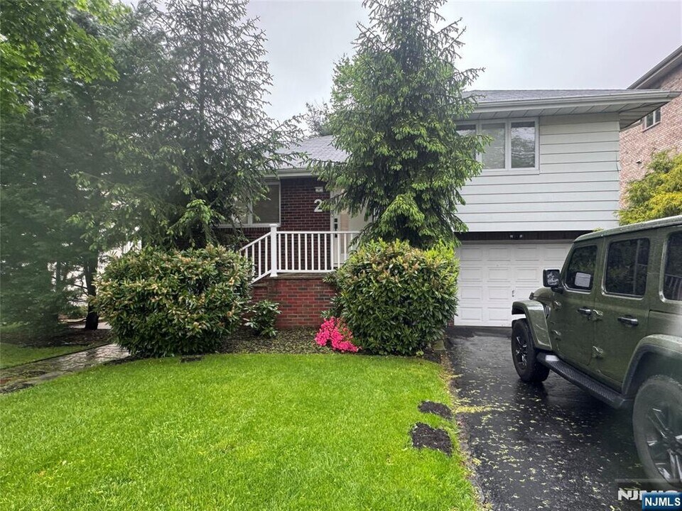 2 Rossett St in Englewood Cliffs, NJ - Building Photo