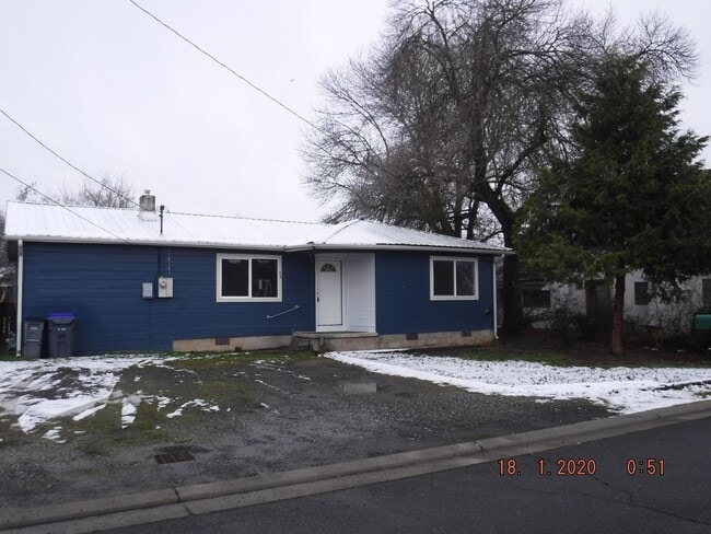 99 N Front St in Talent, OR - Building Photo - Building Photo