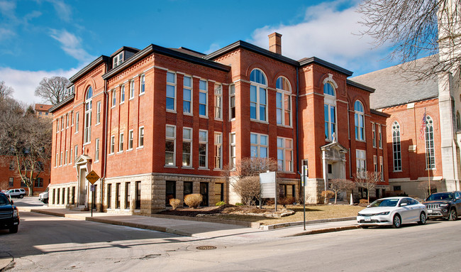 Cathedral Square Lofts in Dubuque, IA - Foto de edificio - Other