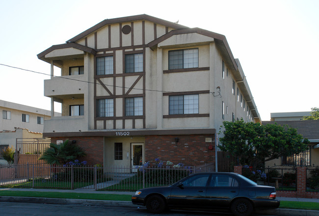 11502 Freeman Ave in Hawthorne, CA - Foto de edificio - Building Photo