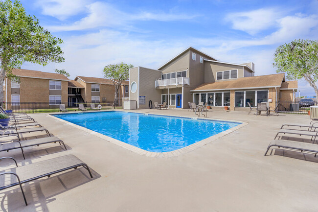 Shadow Bend Apartments in Corpus Christi, TX - Foto de edificio - Building Photo