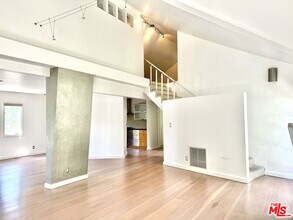 1153 N Poinsettia Pl in West Hollywood, CA - Foto de edificio - Building Photo