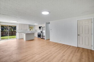 5960 Kenny St in Lake Oswego, OR - Building Photo - Building Photo