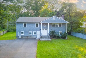4 Robert Ln in Westport, CT - Building Photo
