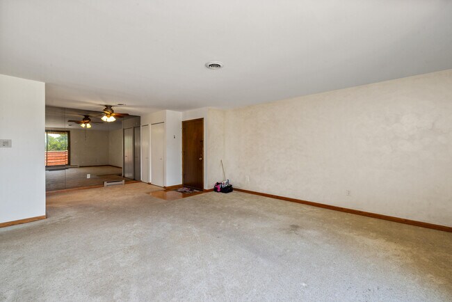 10345 Whitnall Edge Dr in Franklin, WI - Building Photo - Building Photo
