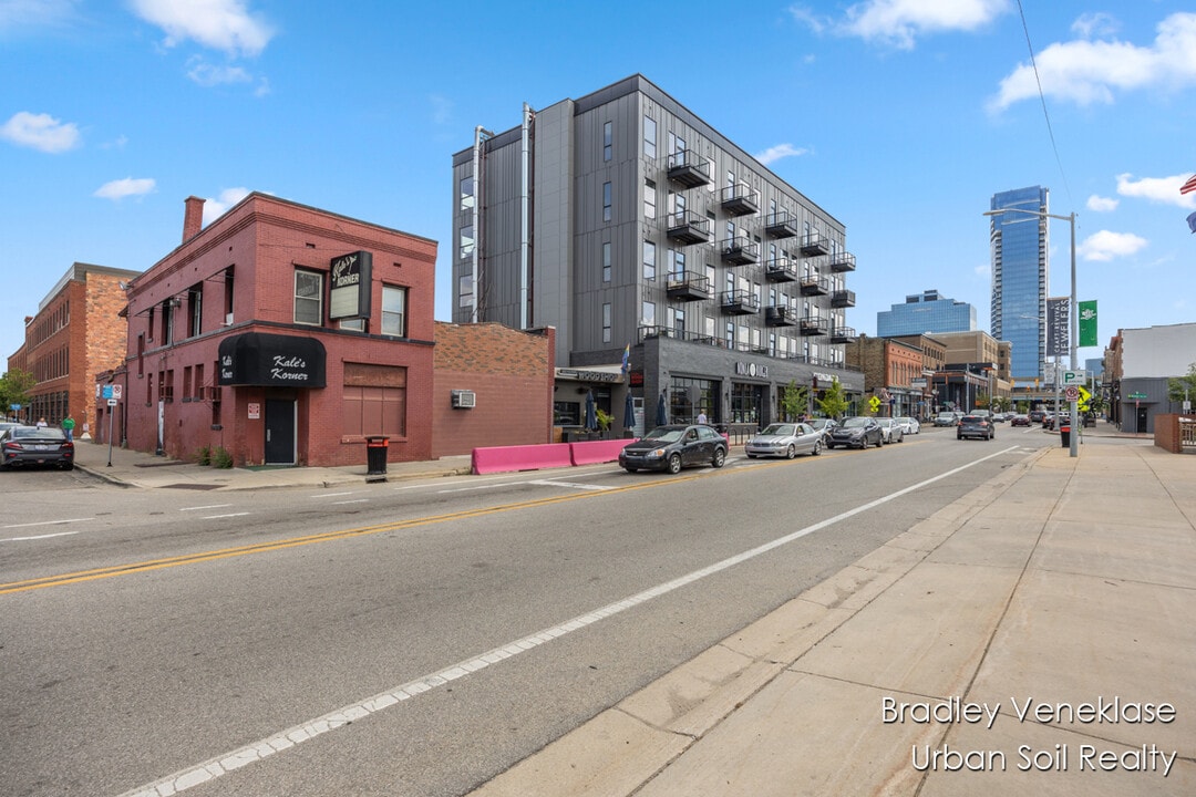 511 Bridge St NW in Grand Rapids, MI - Foto de edificio