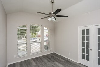 1007 Andrew St in Burleson, TX - Foto de edificio - Building Photo