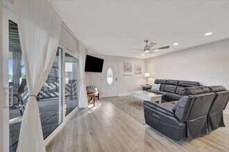 10 Gulf Blvd, Unit SI ID1475816P in Indian Rocks Beach, FL - Building Photo - Building Photo