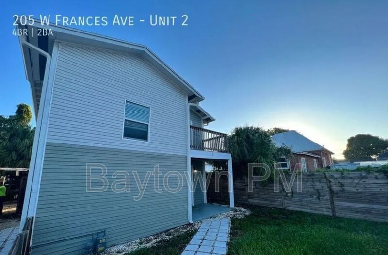 205 W Frances Ave in Tampa, FL - Foto de edificio