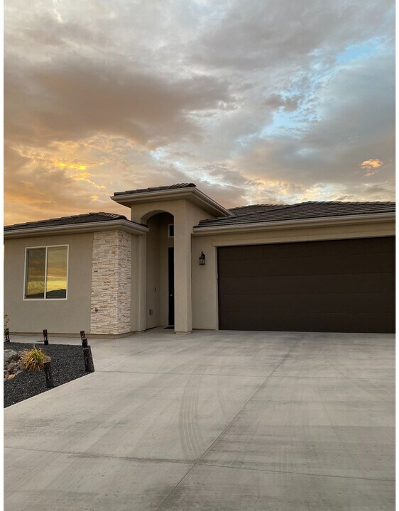 3568 175 N St in Hurricane, UT - Building Photo