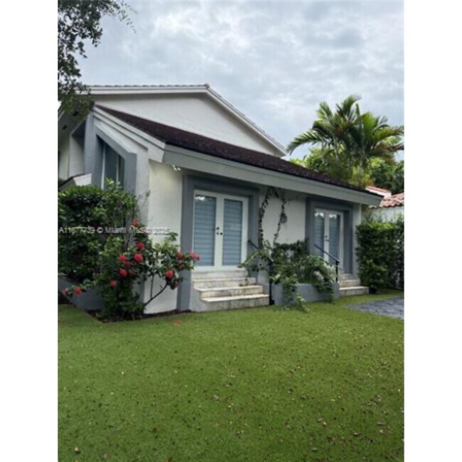 3231 Salzedo St in Coral Gables, FL - Foto de edificio - Building Photo