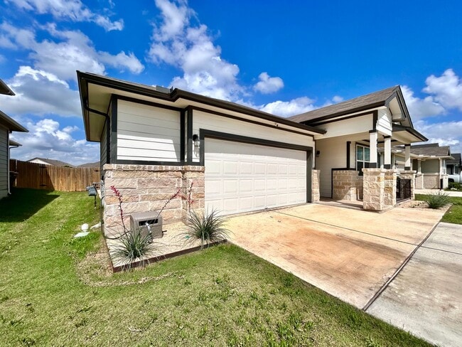 401 Town Lk Bnd in Kyle, TX - Building Photo - Building Photo