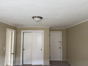 35 W Main St, Unit 6 in Plainville, CT - Foto de edificio - Building Photo