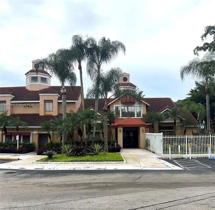 15661 SW 104th Terrace in Miami, FL - Building Photo