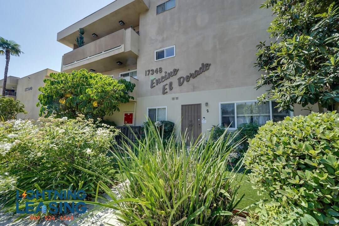 17346 Burbank Blvd in Los Angeles, CA - Building Photo