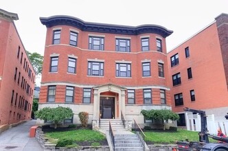 121 Homestead St, Unit 1 in Boston, MA - Foto de edificio - Building Photo