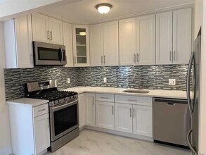 30 Edgewood Rd in Port Washington, NY - Building Photo - Building Photo