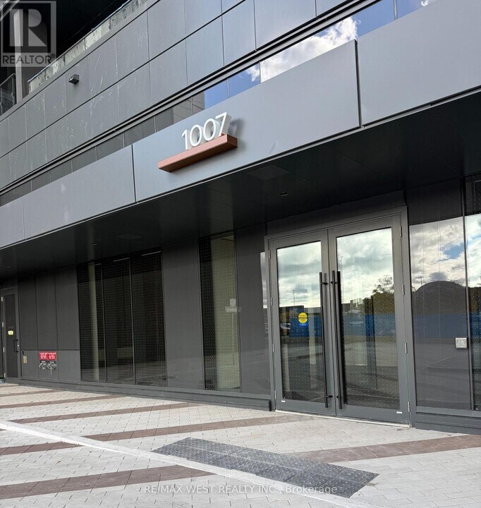 1007 The Queensway in Toronto, ON - Building Photo