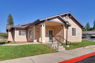 Glenbrook Apartments in Grass Valley, CA - Building Photo - Building Photo