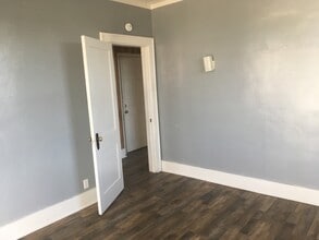 105 W Monroe Ave, Unit B in Vandergrift, PA - Foto de edificio - Building Photo