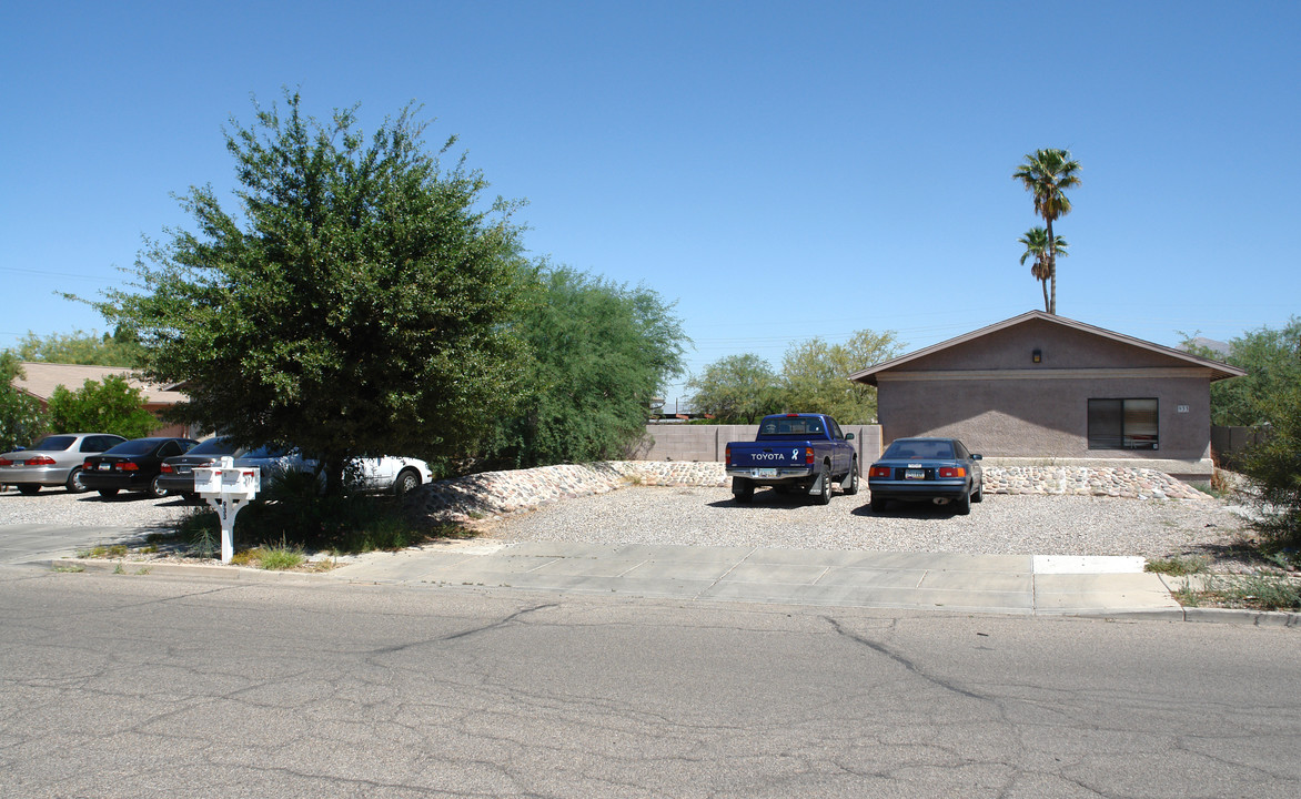 923 E Hedrick Dr in Tucson, AZ - Foto de edificio