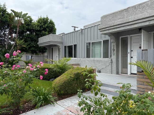 299 N Lowena Dr in Long Beach, CA - Foto de edificio - Building Photo