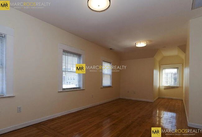 34 Bentley St, Unit #3 in Boston, MA - Building Photo - Building Photo