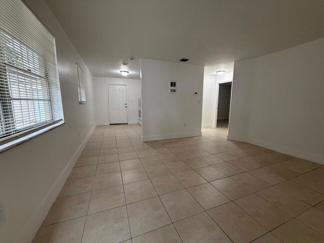 1745 NW 47th Terrace in Miami, FL - Building Photo - Building Photo