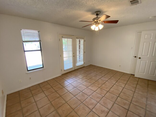 500 Old W Dr in Round Rock, TX - Foto de edificio - Building Photo