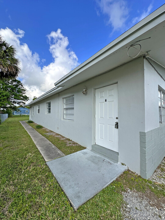 1107 N 21st St in Fort Pierce, FL - Building Photo