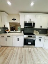 68 Albury Way in North Brunswick, NJ - Building Photo - Building Photo