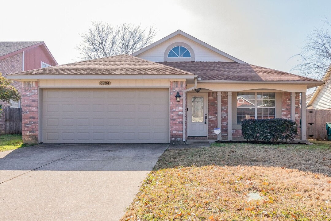 6804 Haltom Rd in Fort Worth, TX - Building Photo