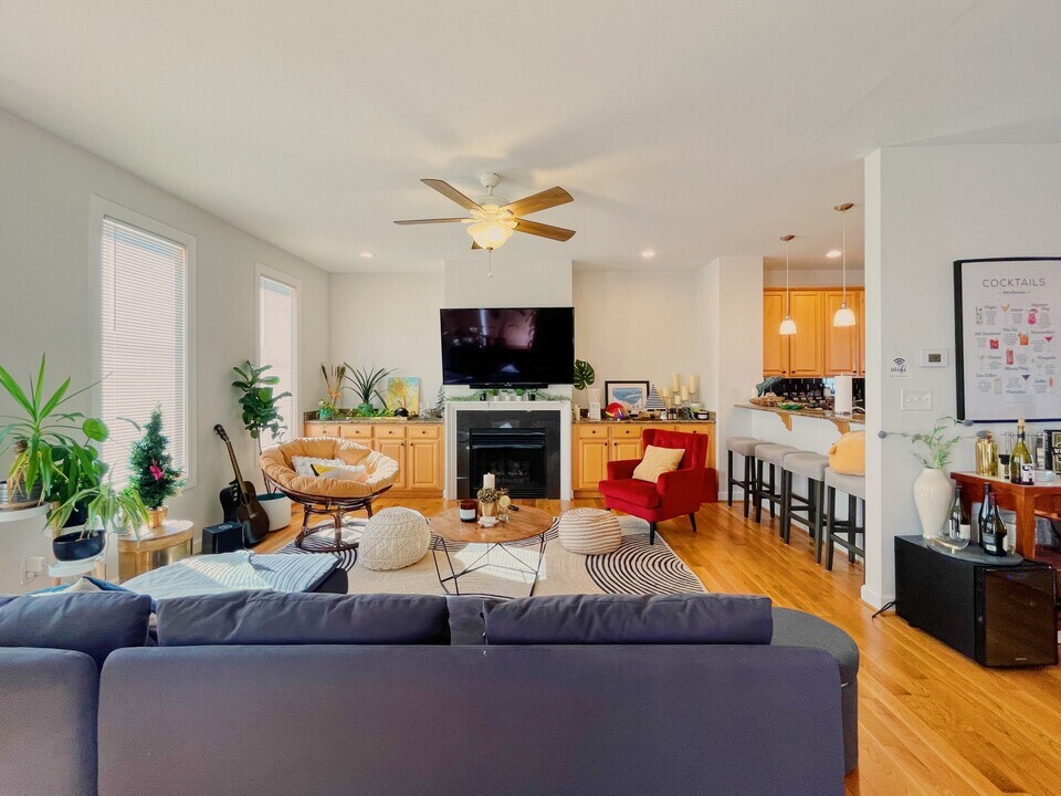 4644 Lake Dr, Unit 4644 in Virginia Beach, VA - Building Photo