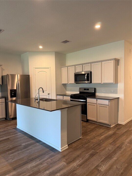 11837 Summertime Dr in Willis, TX - Building Photo