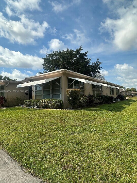 1252 Club Dr W in Delray Beach, FL - Building Photo