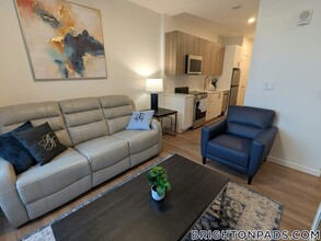 1525 Commonwealth Ave in Boston, MA - Building Photo - Building Photo