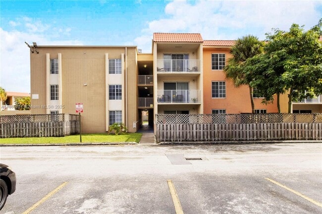5201 Geneva Ct in Doral, FL - Foto de edificio - Building Photo