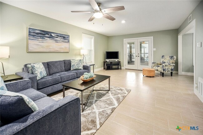 property at 8 Las Brisas Pl