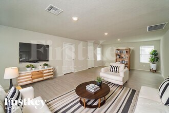 10767 Prusiner Dr, Unit 01-207 in Converse, TX - Foto de edificio - Building Photo