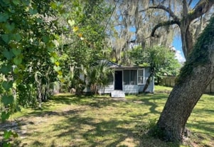 114 N Chester St in Leesburg, FL - Building Photo