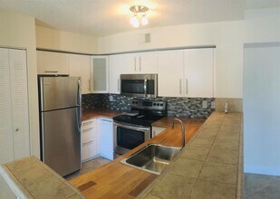 1721 Village Blvd, Unit 303 in West Palm Beach, FL - Building Photo - Building Photo