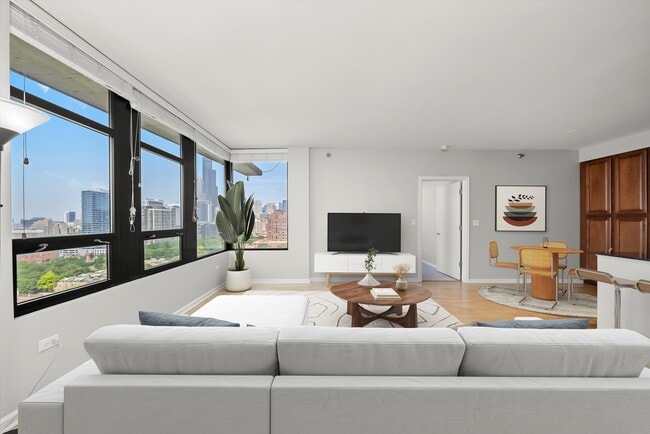 1255 S State St, Unit 1702 in Chicago, IL - Foto de edificio - Building Photo