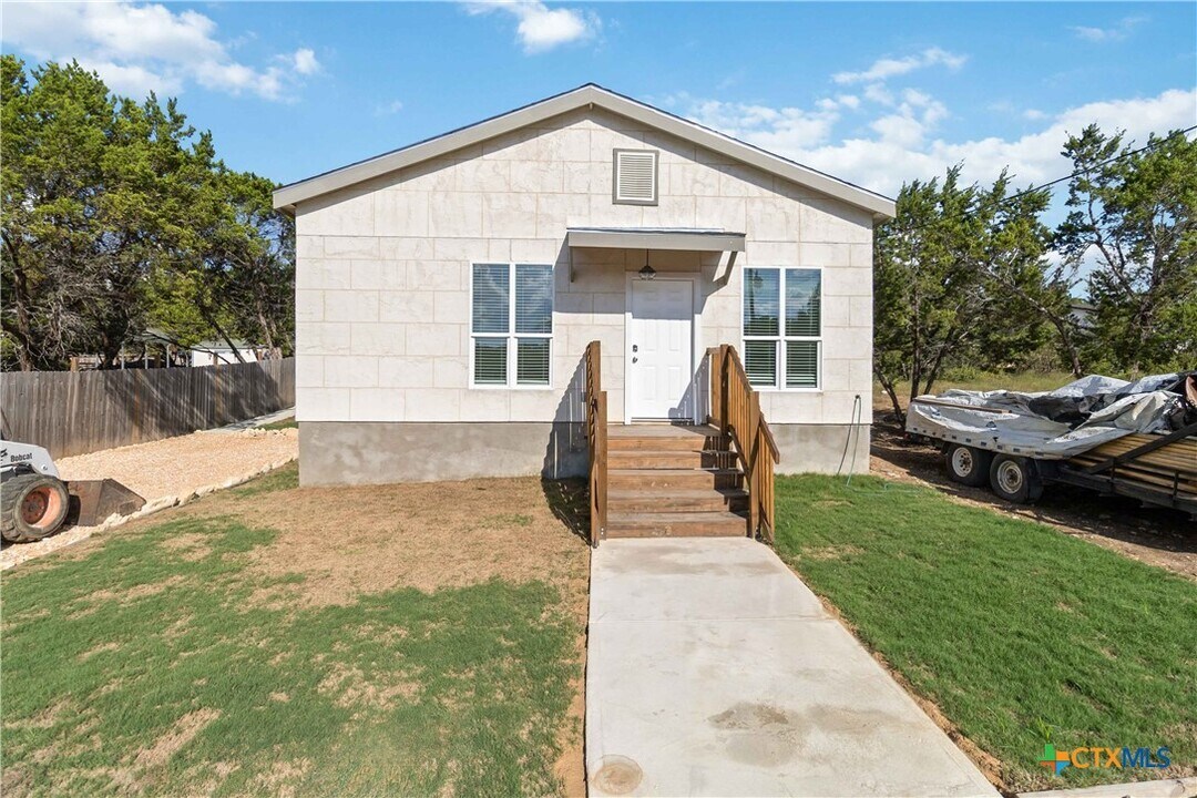 324 Ridgerock Dr in Canyon Lake, TX - Building Photo