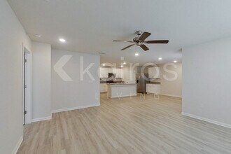 135 Swallowtail Ln in Pensacola, FL - Foto de edificio - Building Photo