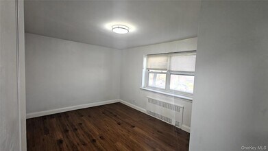 66-04 Grand Central Pkwy in Queens, NY - Foto de edificio - Building Photo